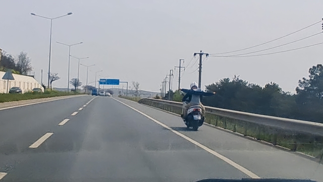 Kırıkkale'de motosiklette kasksız çocuğun tehlikeli yolculuğu kamerada