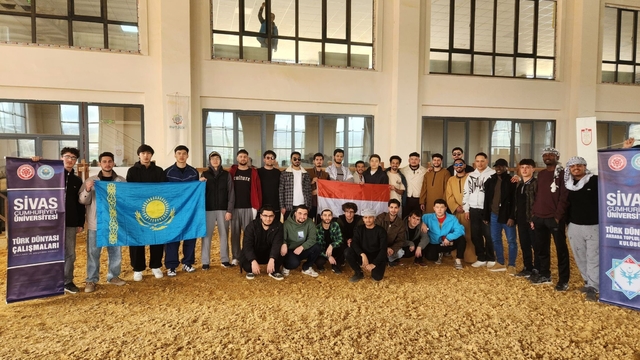 Sivas'ta eğitim gören uluslararası üniversite öğrencileri, Türk Dünyası Gençlik Kampı'nda bir araya geldi