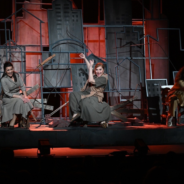 'Sen İstanbul'dan güzelsin' oyunu Manisalıları büyüledi