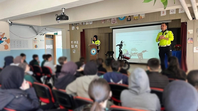 Kemah'ta öğrenci ve öğretmenlere trafik eğitimi verildi