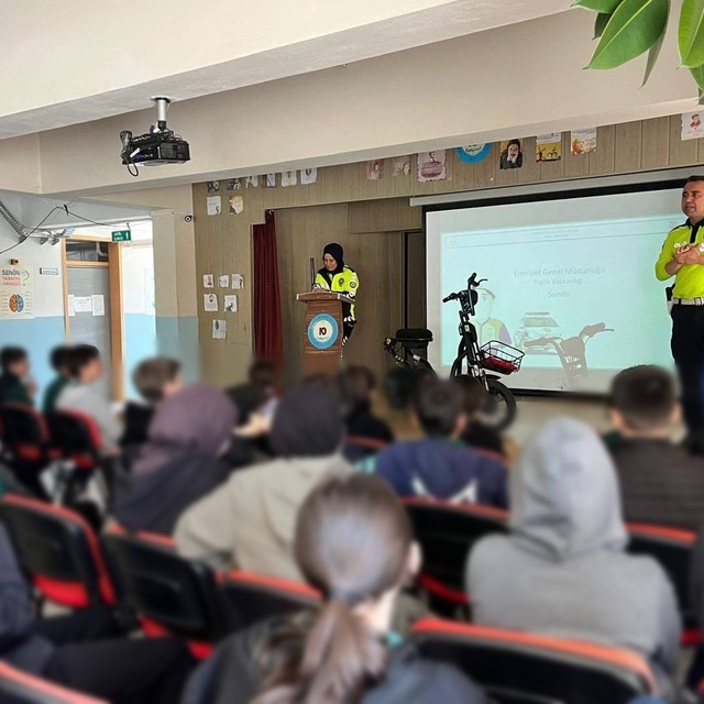 Kemah'ta öğrenci ve öğretmenlere trafik eğitimi verildi