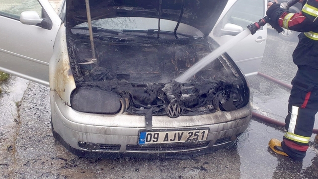 Seyir halindeki otomobil alev aldı