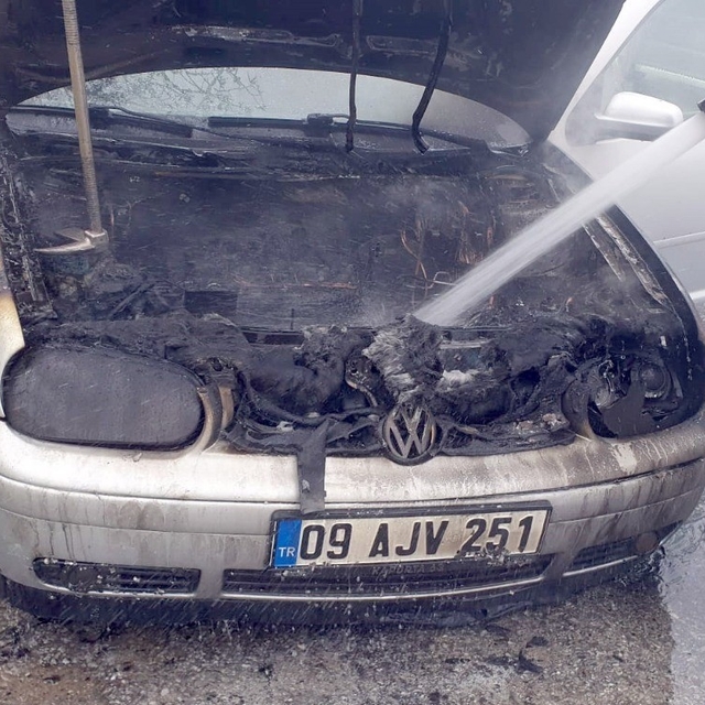 Seyir halindeki otomobil alev aldı