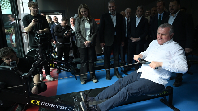 Bakan Bak, Edirne'de kürek sporcularını ziyaret etti