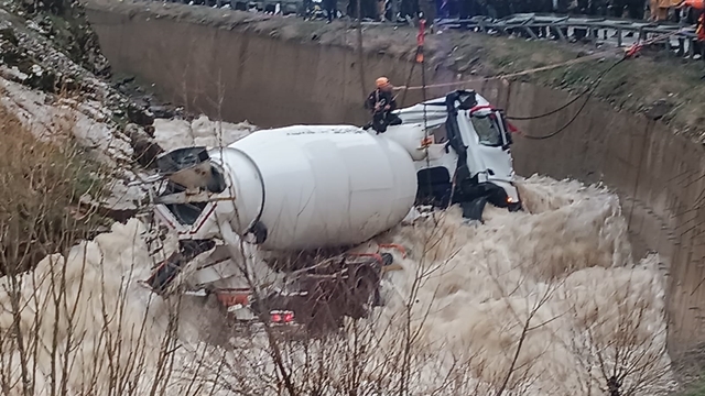 Dereye yuvarlanan beton mikserinin şoförü kayboldu
