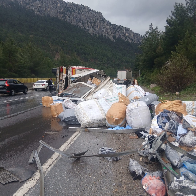 Mersin'de otoyolda devrilen tır ulaşımı aksattı