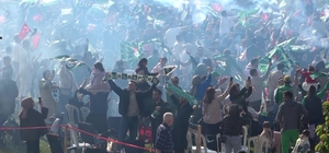 Bursaspor şampiyonluğunu böyle karşıladı
Dev ekranlarda izlediler, meşalele...