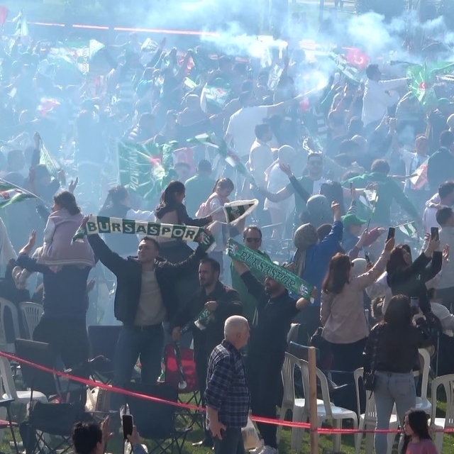 Bursaspor şampiyonluğunu böyle karşıladı
Dev ekranlarda izlediler, meşalele...