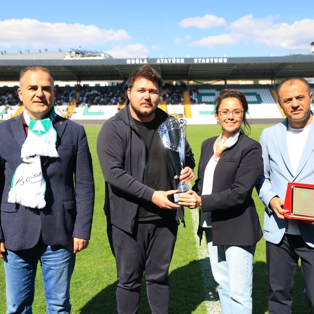 Muğlaspor Masa Tenisi Takımı şampiyonluk kupasını kaldırdı