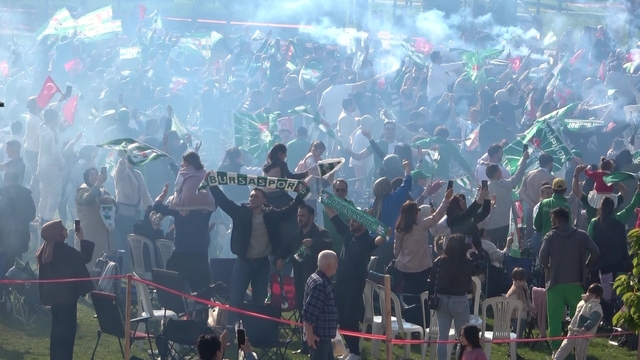 Bursaspor şampiyonluğunu böyle karşıladı
Dev ekranlarda izlediler, meşaleler ile sokaklara taştılar