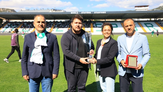 Muğlaspor Masa Tenisi Takımı şampiyonluk kupasını kaldırdı