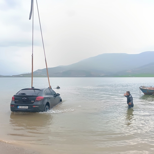 Siirt'te otomobil baraj gölüne düştü