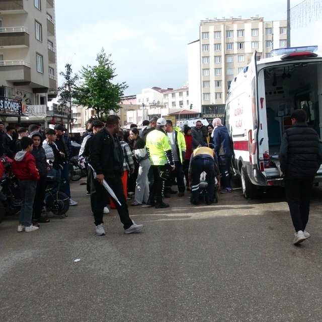 Motosikletin yayalara çarptığı kaza kamerada: Baba ve bebeği yaralandı
