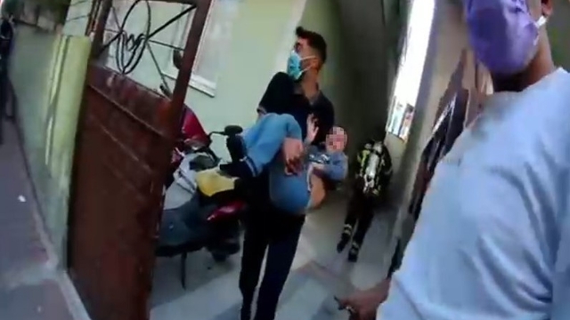 Apartmanda korkutan yangın: 9 kişi tahliye edildi
Mersin'de bir apartmanda çıkan yangında 5'i çocuk 9 kişi, itfaiye ekipleri ve komşuların yardımıyla tahliye edildi