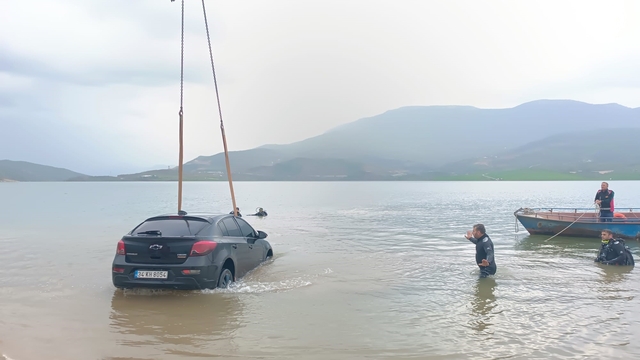 Siirt'te otomobil baraj gölüne düştü