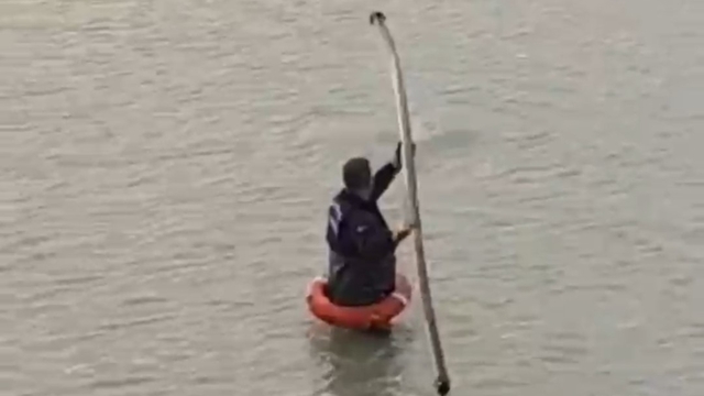 Yapay gölette mahsur kalan tilkiyi itfaiye kurtardı