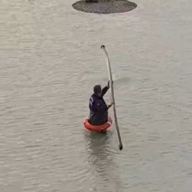 Yapay gölette mahsur kalan tilkiyi itfaiye kurtardı