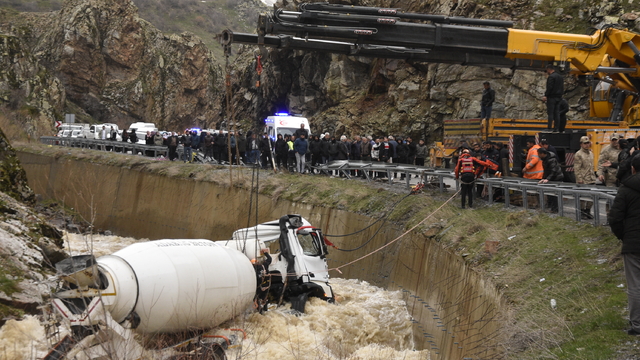 Dereye yuvarlanan beton mikserinin şoförü kayboldu (2)