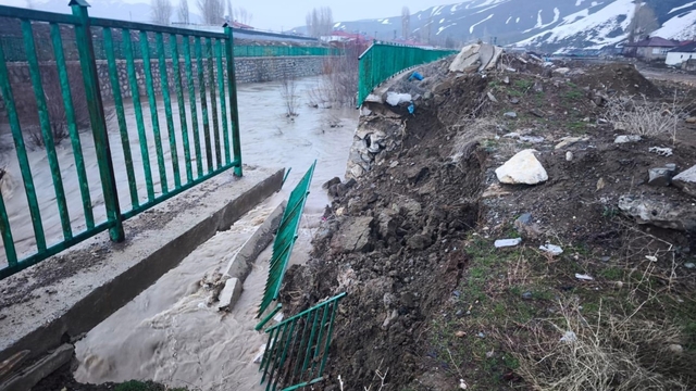Yüksekova'da istinat duvarı çöktü