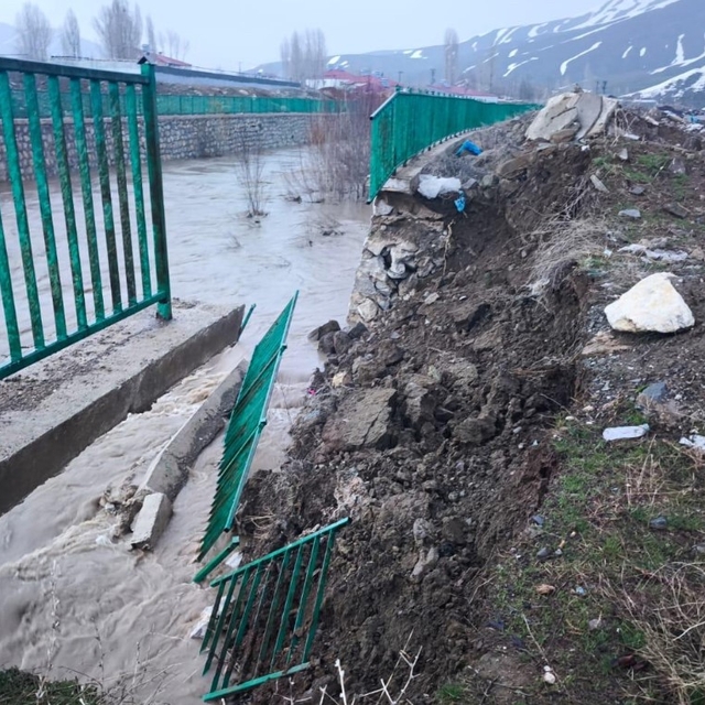 Yüksekova'da istinat duvarı çöktü