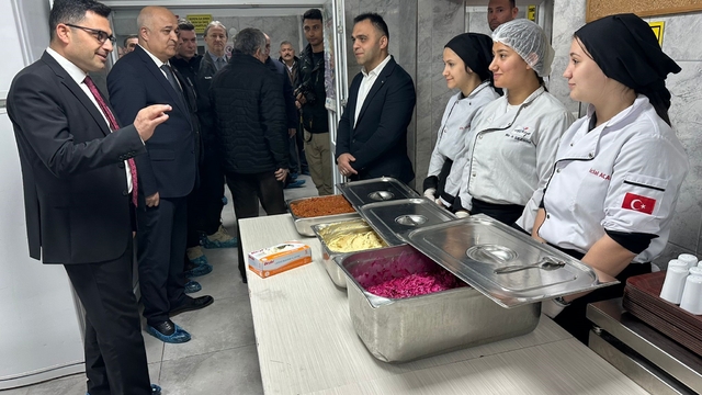 Aşçı adayı lise öğrencileri günde 10 bin kişi için yemek hazırlıyor