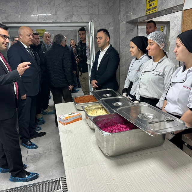 Aşçı adayı lise öğrencileri günde 10 bin kişi için yemek hazırlıyor