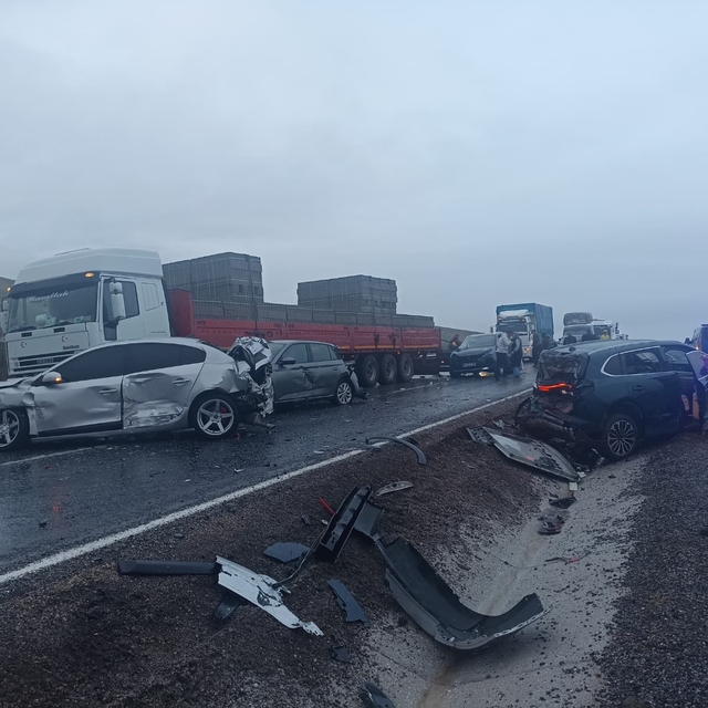 Yolcu otobüsü 10 araca çarparak durabildi: 7 yaralı