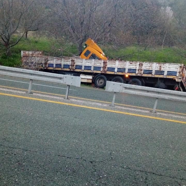 Elazığ'da tır yoldan çıktı: 1 yaralı