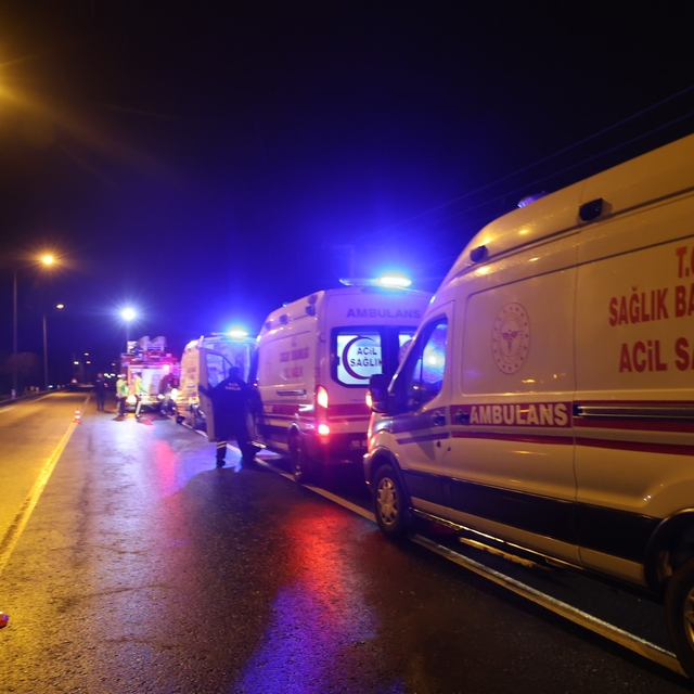 Kazada yaralanan kardeşi ile aynı ambulansa binmek isteyen yaralı ekiplere...