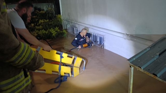 Mardin'de sağanak; ev ve işyerlerini su bastı