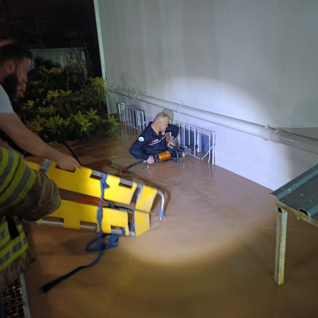 Mardin'de sağanak; ev ve işyerlerini su bastı