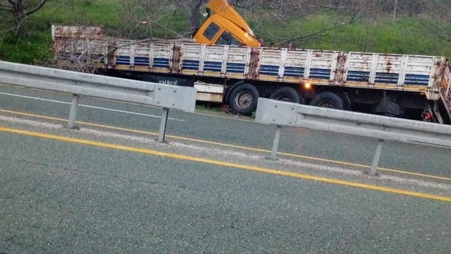 Elazığ'da tır yoldan çıktı: 1 yaralı