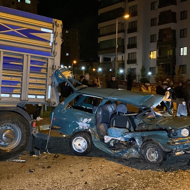 Kazaya karışan otomobil, park halindeki tıra çarptı: 1'ağır 4 yaralı