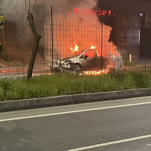 Kaza yapan otomobil alev topuna döndü: Yol trafiğe kapandı