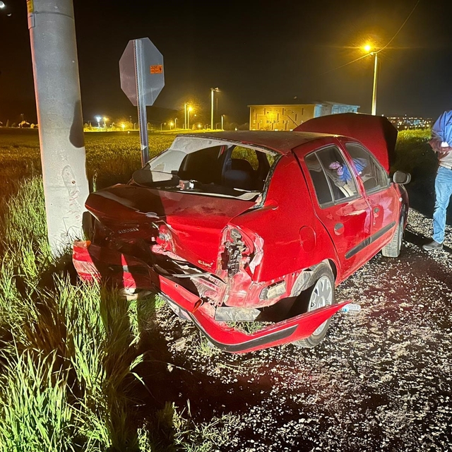 İki otomobil çarpıştı, iki kişi hastanelik oldu