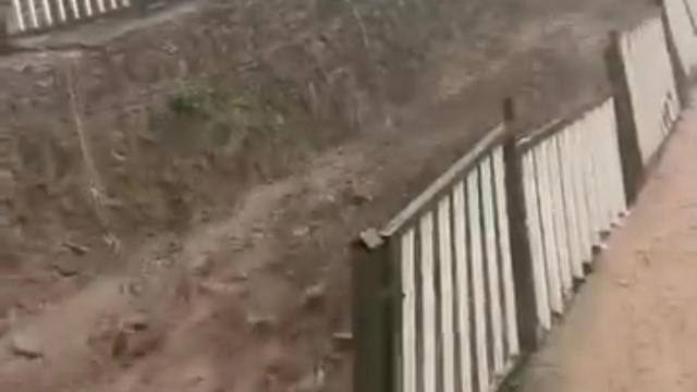 Şırnak'ta sel felaketinde silahla uyarı yapıldı
Güvenlik korucusu vatandaşları havaya ateş açarak sel felaketine karşı uyardı