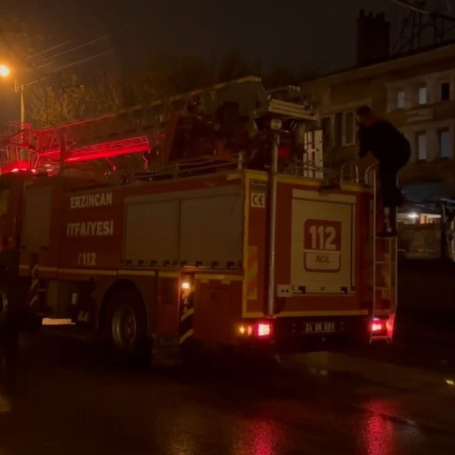 Erzincan'da mahsur kalan kedi itfaiye ekiplerince kurtarıldı