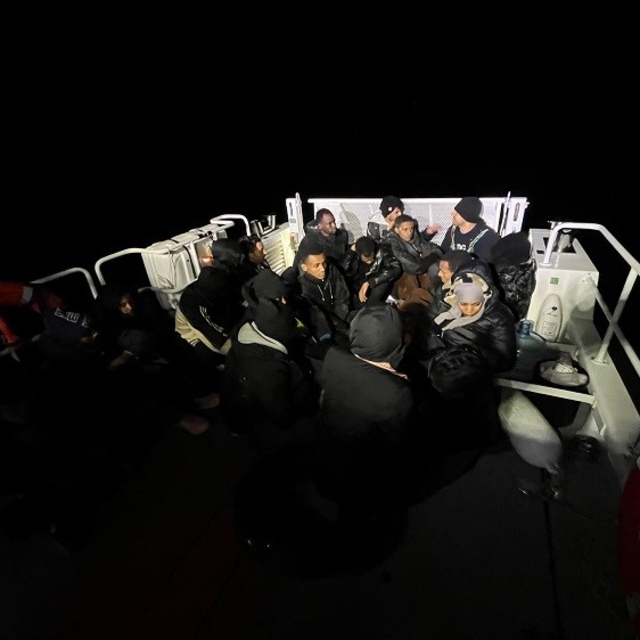 Kuşadası açıklarında 19 düzensiz göçmen yakalandı