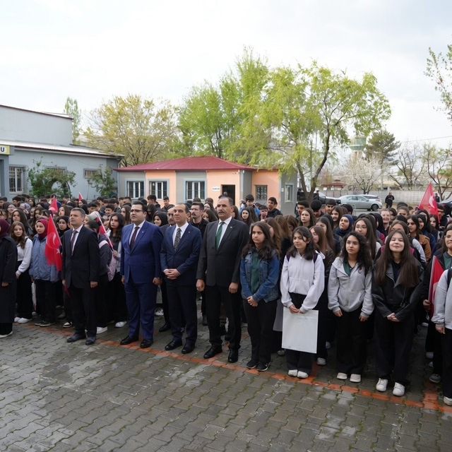Iğdır'da haftanın ilk eğitim gününde protokol öğrencilerle buluştu