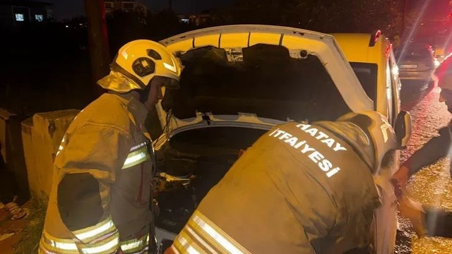 Defne'de aracın motorunda yangın çıktı