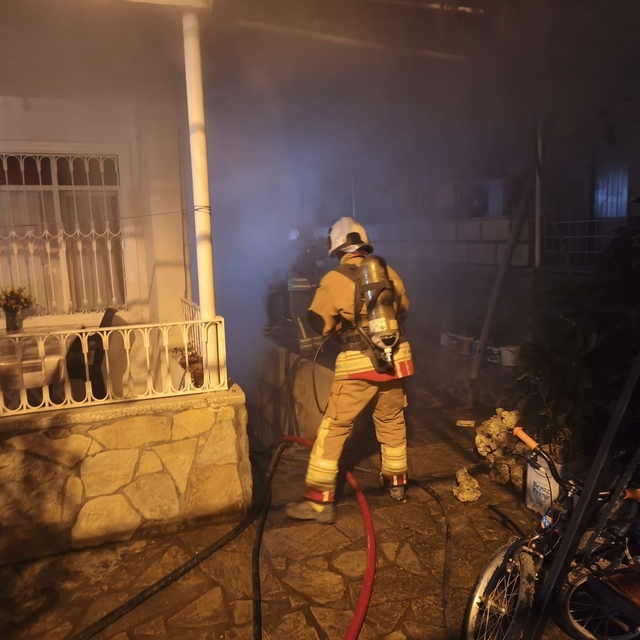 Arsuz'da evin bodrumunda yangın çıktı