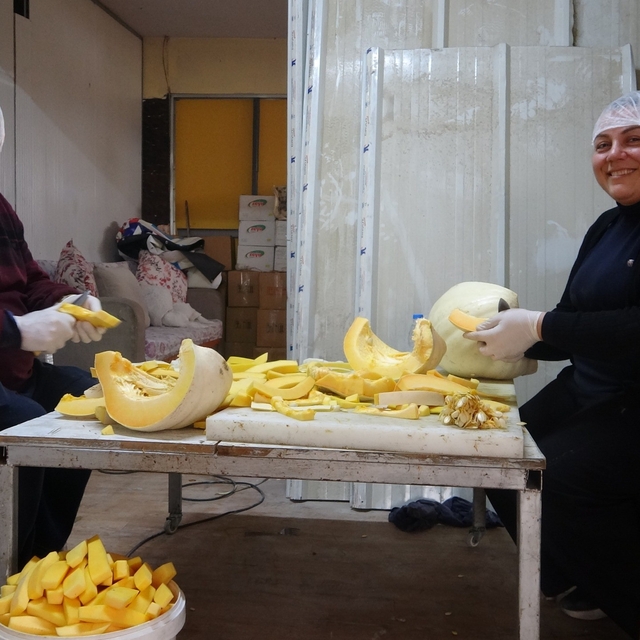 Tescilli lezzet kabak tatlısı depremzede ailenin ellerinde lezzet buluyor