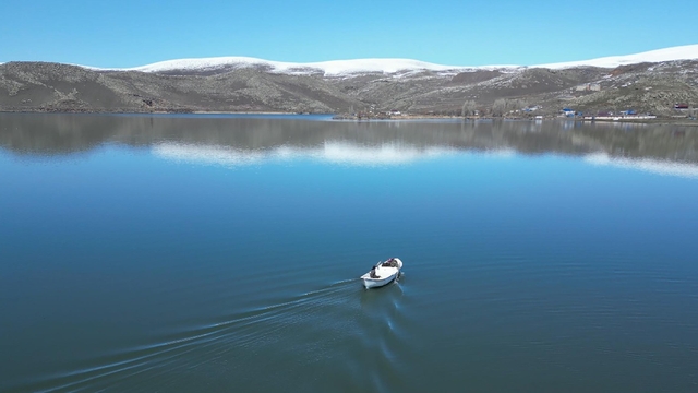 Buzlar çözüldü, balıkçılar sandallarıyla Çıldır Gölü'ne açıldı