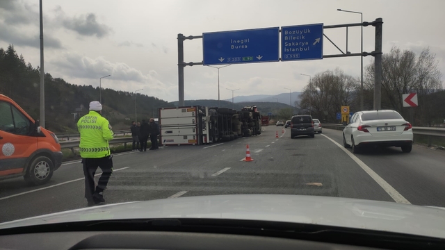 Bilecik'te kontrolden çıkan tır devrildi
