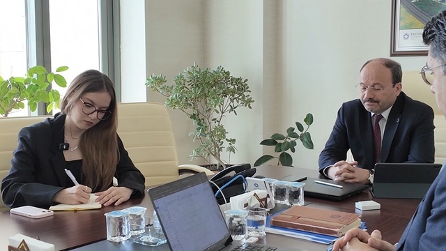 ETÜ Öğrencisi Gizem Nur Ünlü, Rektör Çakmak'ın yoğun çalışma gününe eşlik etti