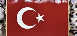Geleneksel yöntemlerle dev Türk bayrağı yapıldı