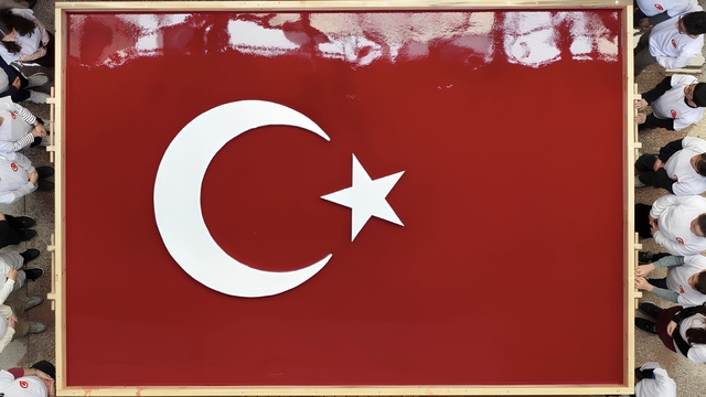 Geleneksel yöntemlerle dev Türk bayrağı yapıldı