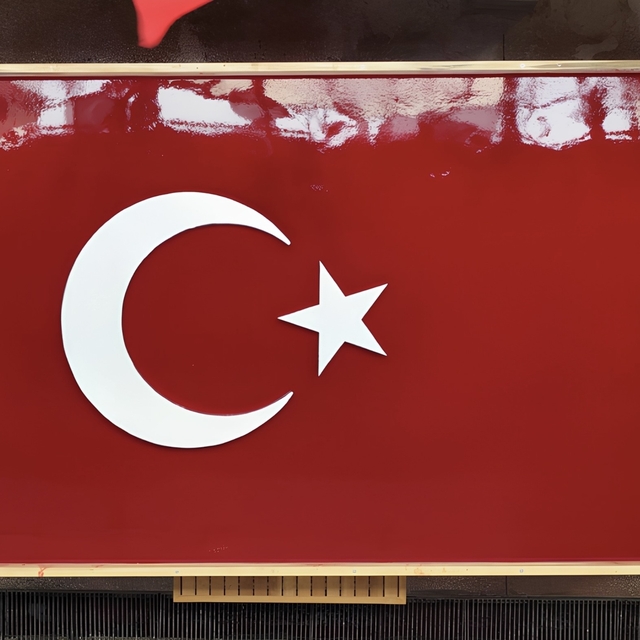 Geleneksel yöntemlerle dev Türk bayrağı yapıldı