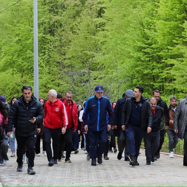 Başkan Özlü, gençlerle doğa yürüyüşü yaptı
Gençlere Başkan Özlü'den altın t...