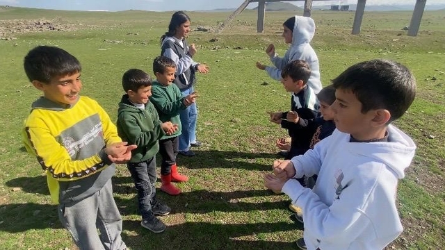 Ağrı'da köy çocukları geleneksel oyunlarla büyüyor